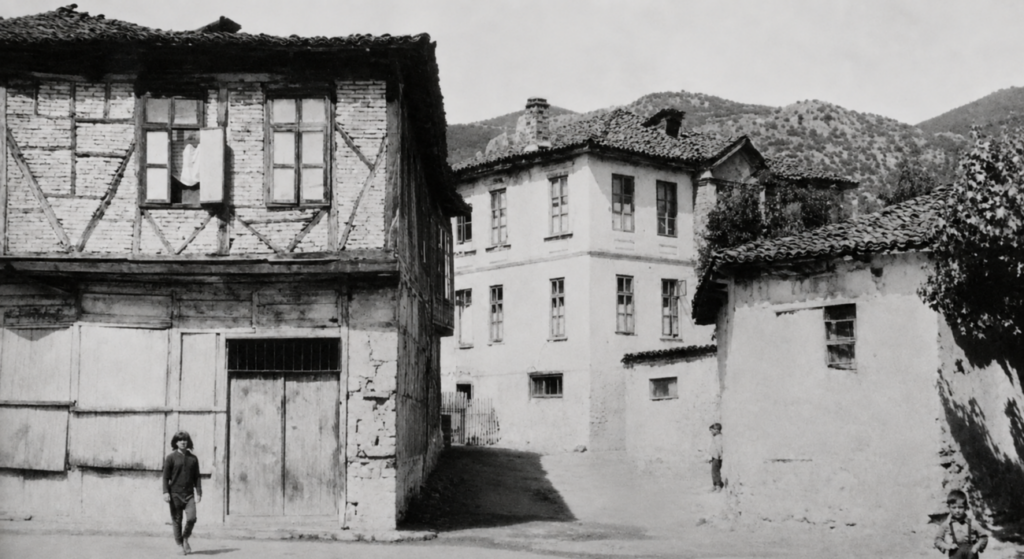 "Banesa e Kyçykëve", në vitin 1960 në lagjen më të vjetër, të Burimeve; Banesë me funksion të përzier (dyqan + banim), me konstruksion druri. Burimi: Koleksion privat
