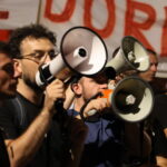 Të rinj me megafon gjatë protestave të njohura si "Revolucioni i Flamingove"