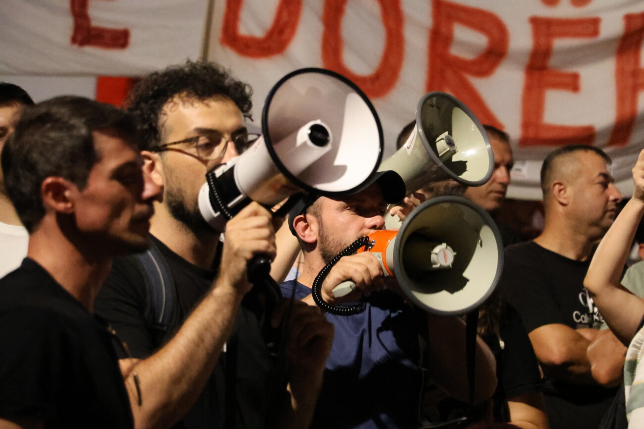 Të rinj me megafon gjatë protestave të njohura si "Revolucioni i Flamingove"