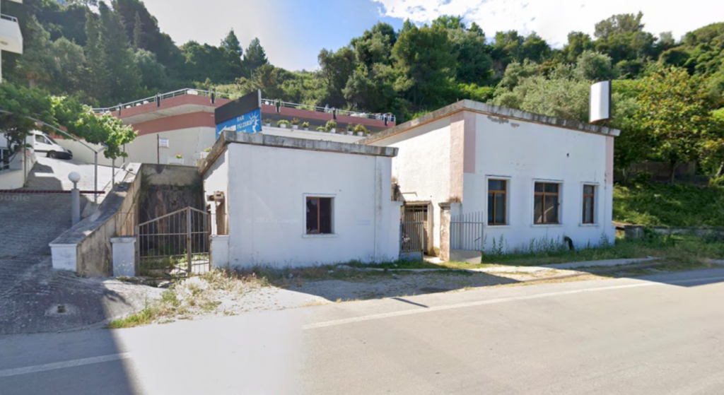 Pamje e vendndodhjes së kabinës elektrike që u përfshi nga zjarri. Foto nga Google Street View