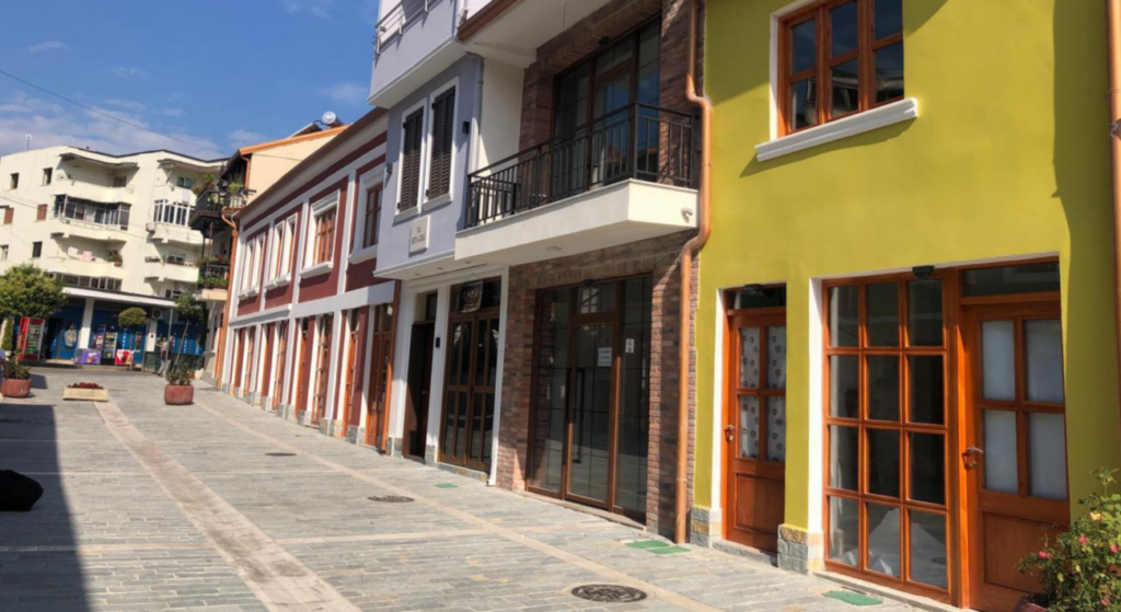 Ndërtesat në Rrugën "Naim Frashëri" pas rikonstruksionit. Foto: Ina Cici