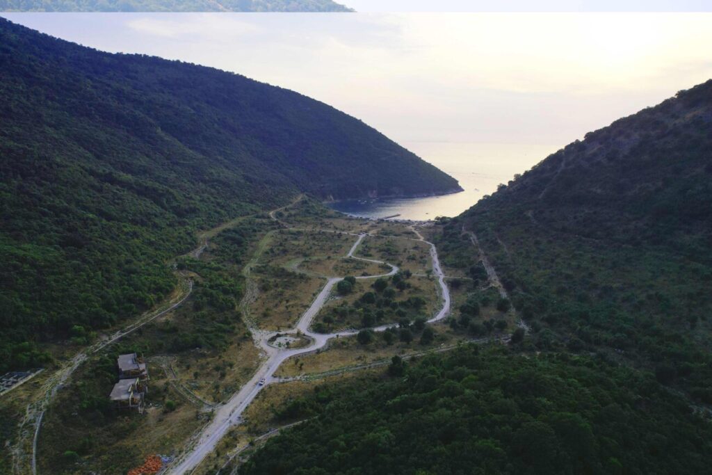Gjiri i Kakomesë, i rrethuar nga kodrat me bimësi mesdhetare dhe i hapur drejt Detit Jon. Foto: Media Amfora.